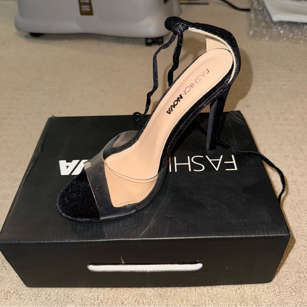 NWT Fashion Nova Black Velvet Lace Up Open Toe Heels Size 7 - Picture 6 of 10